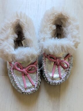 Crewcuts Metallic Silver Faux-Fur Moccasin Slippers with Pink Bow